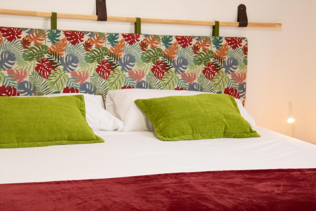 Habitación con cama extragrande y vistas al jardín